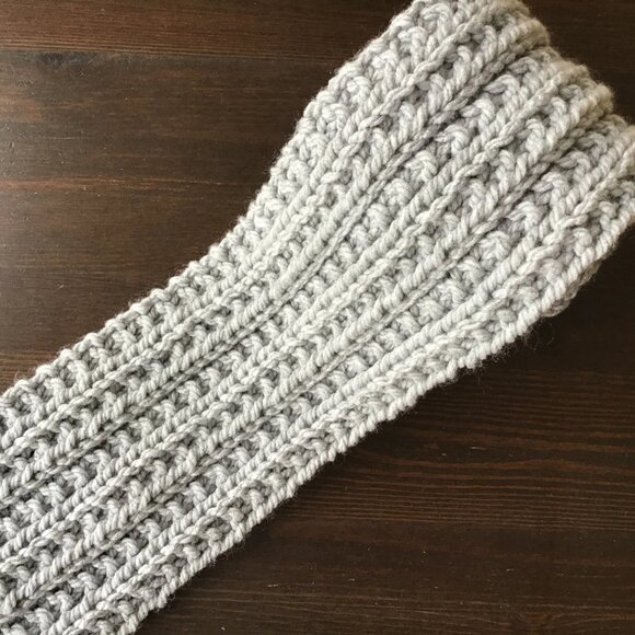 Hand Knit Scarf in Light Grey - Unisex - Picture 2 of 5